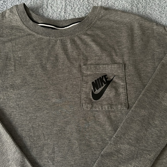 Nike pocket tee women’s size M like new - Picture 2 of 4